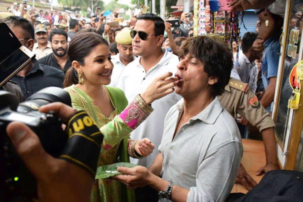 "Jab harry Met Sejal" relished paan at Varanasi !