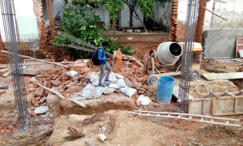 wall collapse in Aliganj thana lucknow