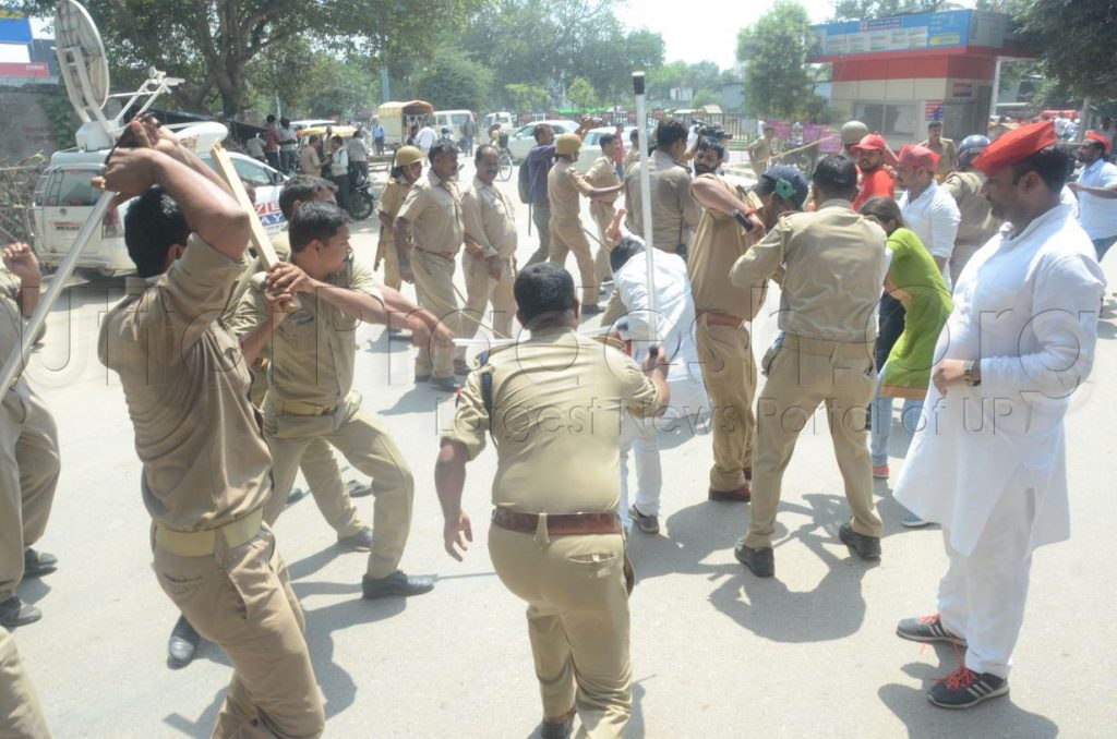 Lucknow metro lathicharge