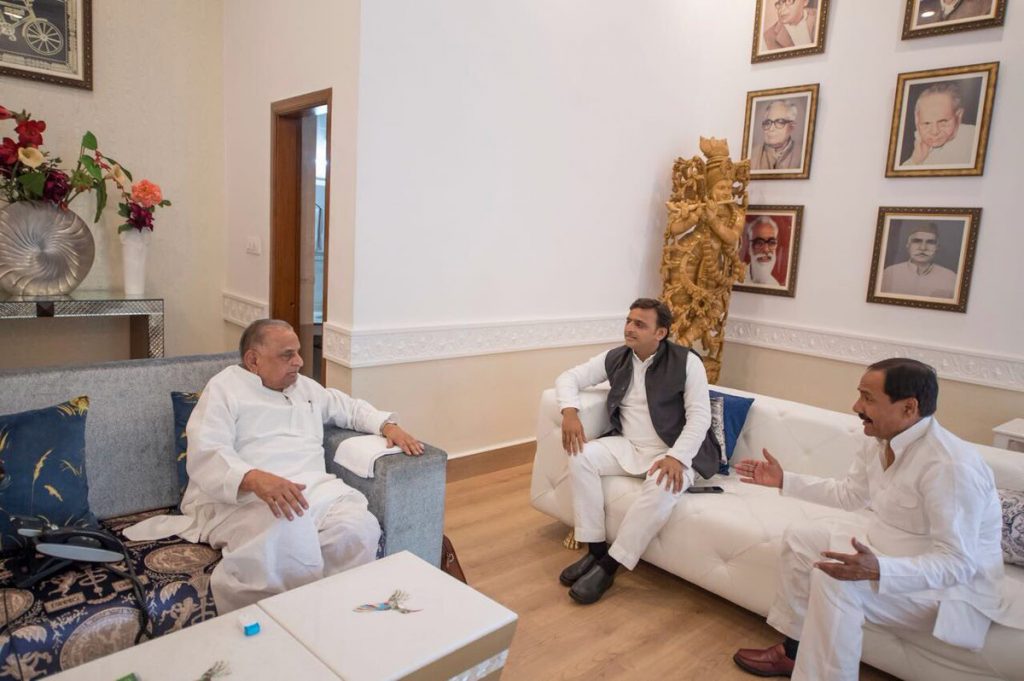 akhilesh yadav met