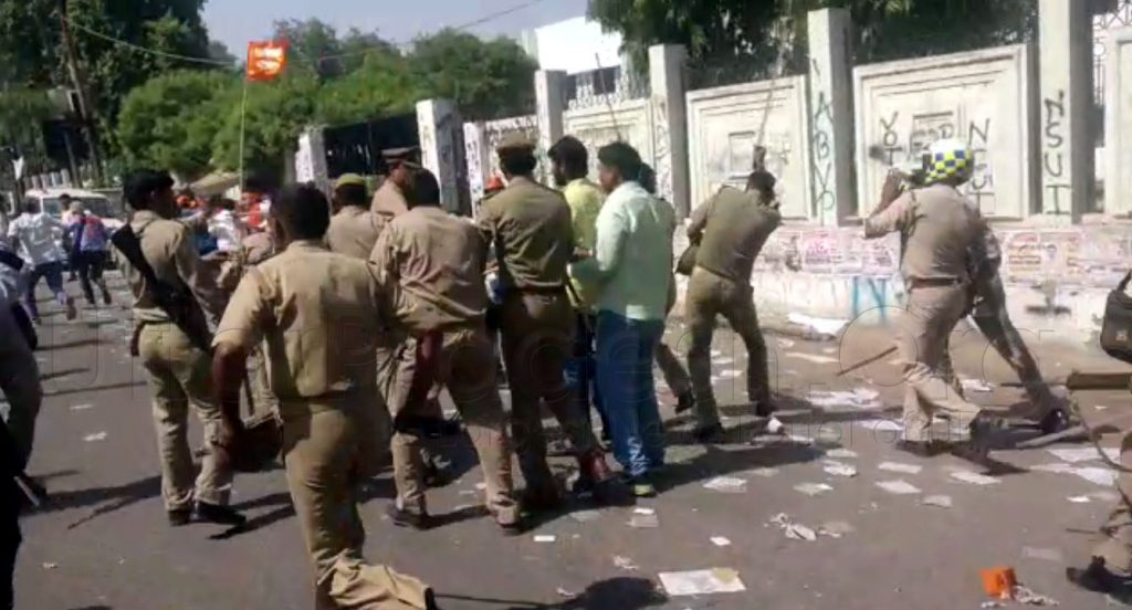 lathicharge in agra university