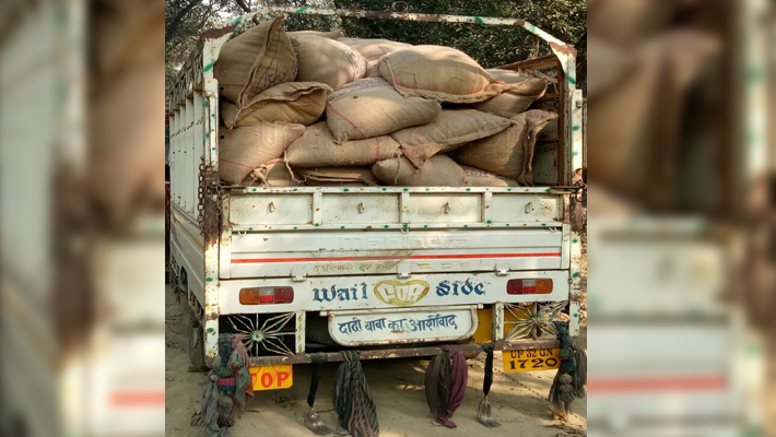 गेहूं बेच रहे आरपीएफ के जवान