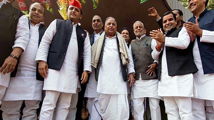 Akhilesh yadav touched feet of Mulayam singh