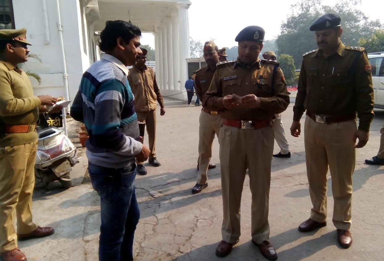 police checking for security reason in sbi bank hazratganj