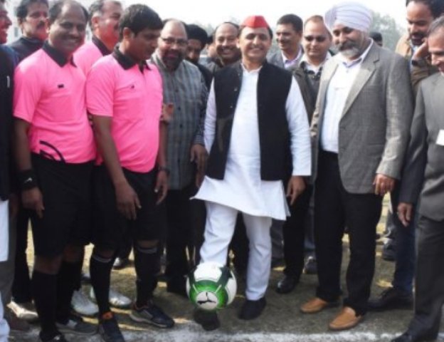 akhilesh-yadav-visite-football-tournament