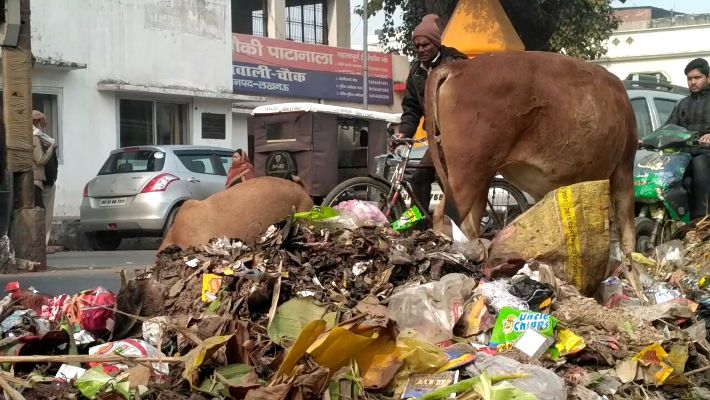 nagar nigam dump garbage in front patanala police chowki chowk