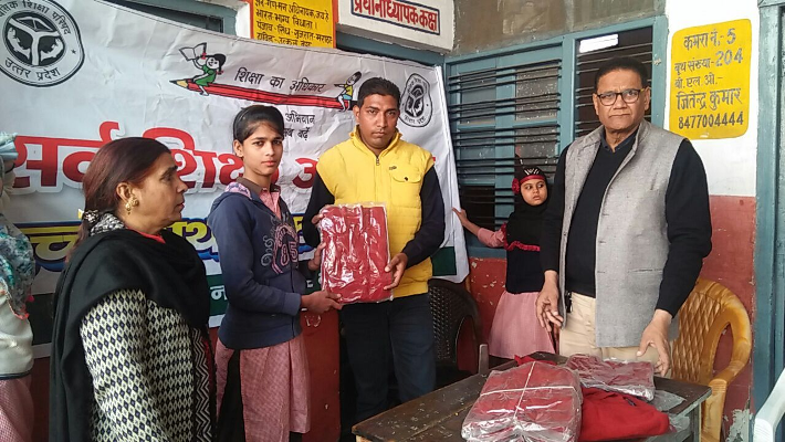 sweater distributed in Poru madymik vidaya phralad nagar