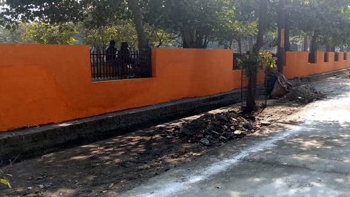 nagar nigam Painting Parks with Saffron color