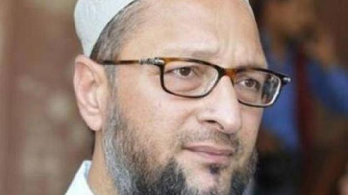 shoe hurled at asaduddin owaisi in a rally in mumbai