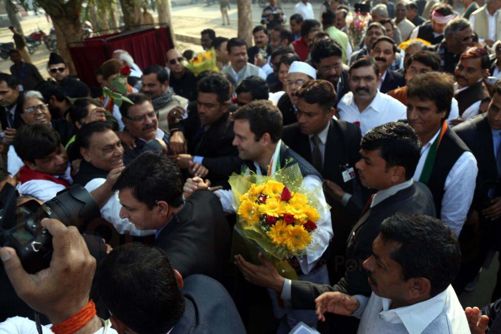 rahul gandhi at lucknow airport