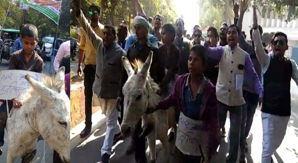 child made nagar ayukt sits on ass during protest against nagar nigam in Aligarh