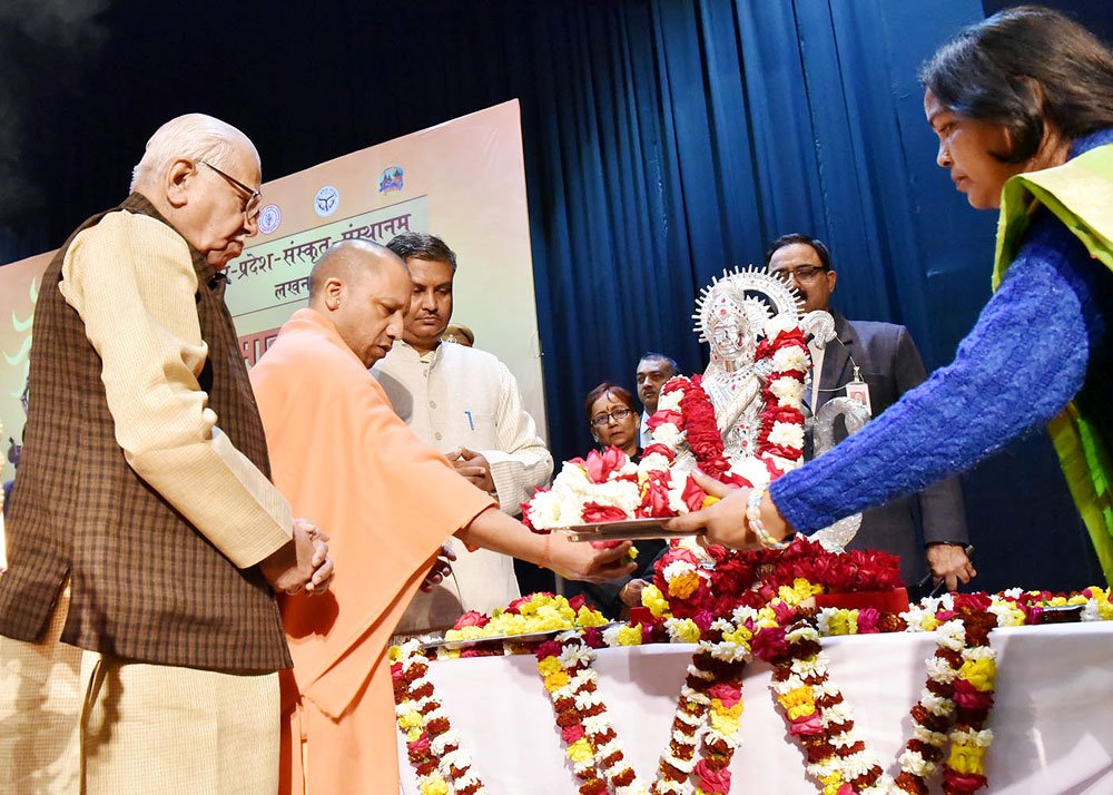 CM Yogi honored 95 people of Sanskrit literature-1