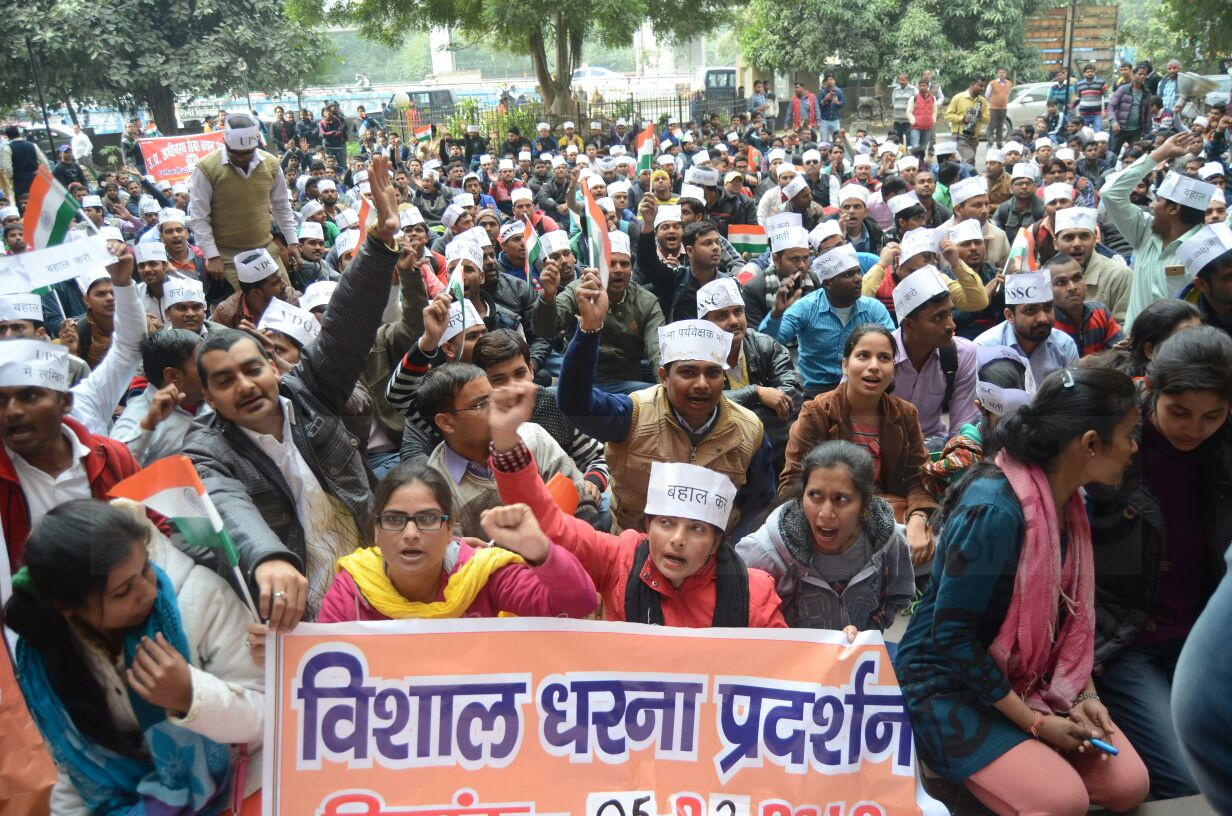 protest against adhinasth seva chayan ayog recruitment-6