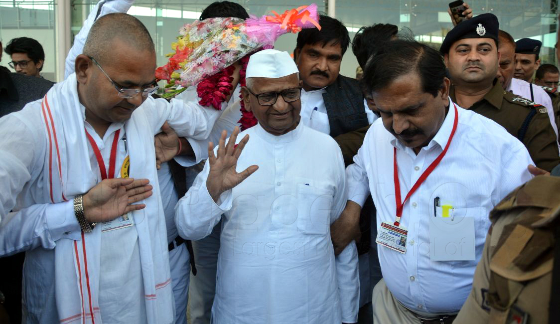 Anna Hazare Reaches Lucknow to garner support for Satyagrah 1