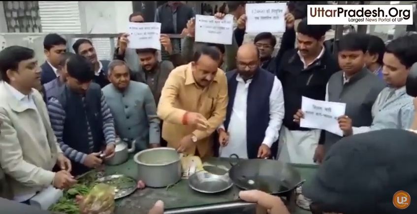 Pakauda politics in up, congress sells Pakauda in front of Bapu Bhawan