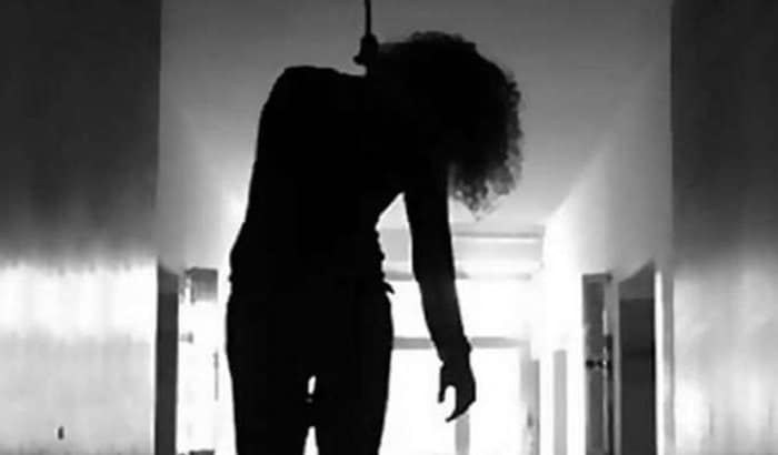 Teen Age girl become suicide by hanging in Faizabad