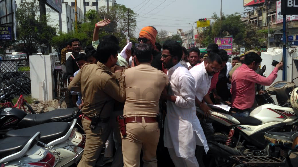 abvp protest against scam of Mahendra Coaching Centre in Lucknow