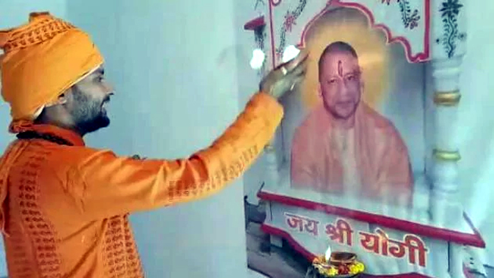 chief minister yogi adityanath fan Sonu Thakur worship in temple read yogi chalisa