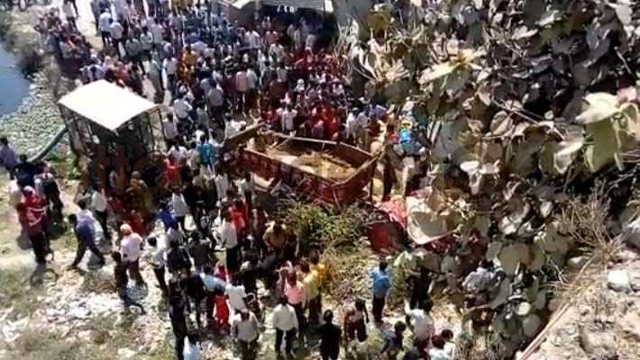 Tractor Trolley fall down from bridge in para lucknow man died many injured