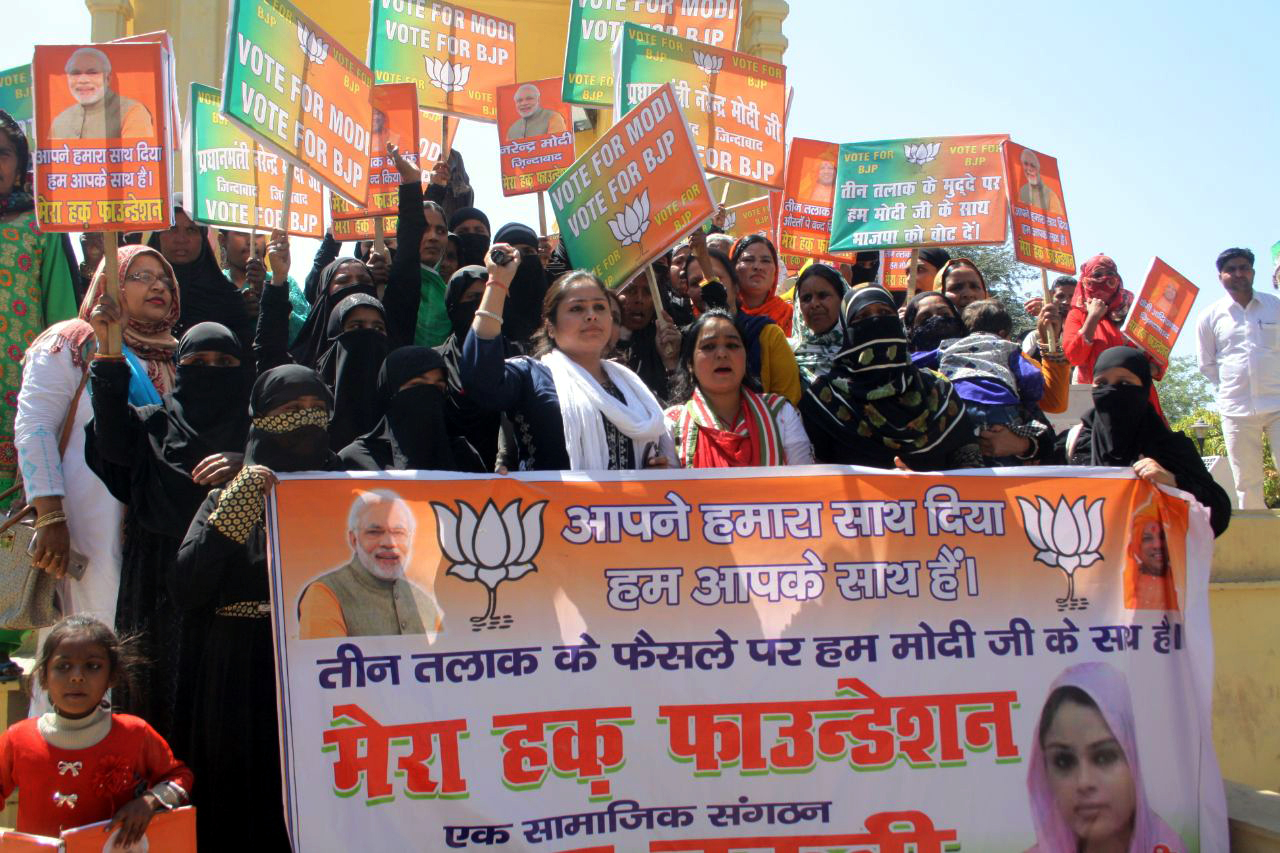 muslim womens protest in favour of Triple talaq and PM Modi in lucknow