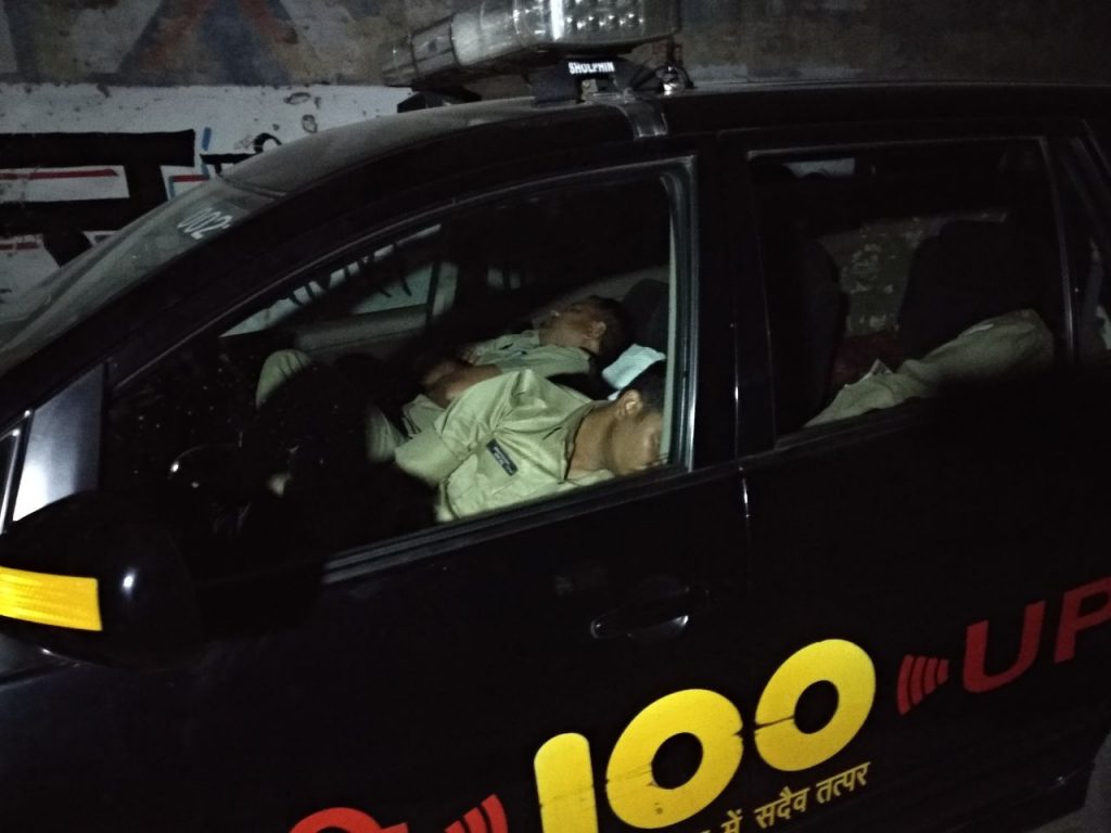 agra police officers caught sleeping on night duty