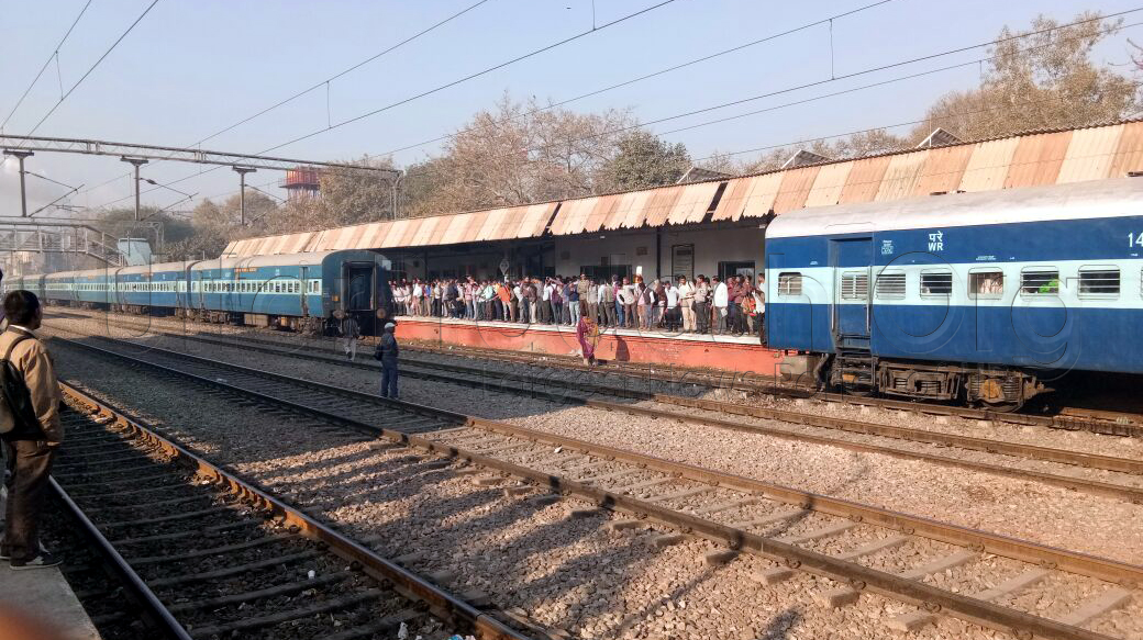 dehradun express coupling breaks