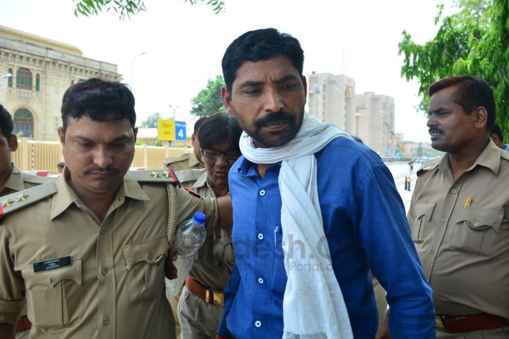 man attempt to self immolation infront of vidhan sabha lucknow