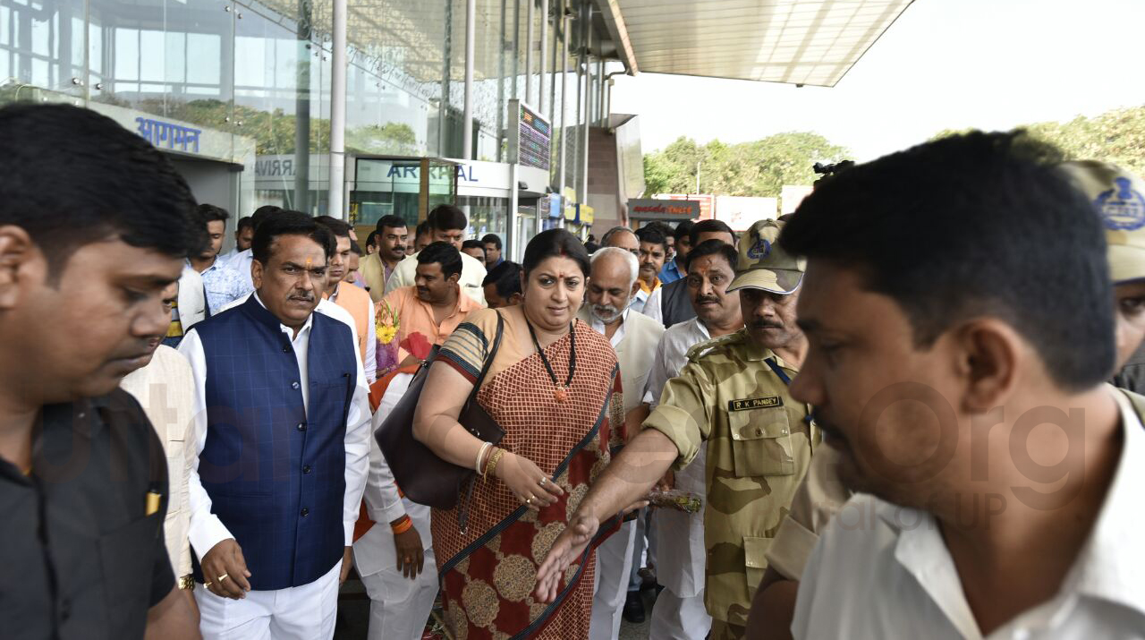 smriti irani at lucknow airport