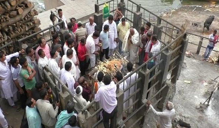 rajnath singh attend the funeral of mother-in-law at varanasi