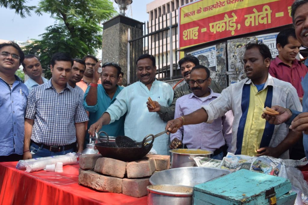 protest-against-privatization-of-electricity-department-in-lucknow