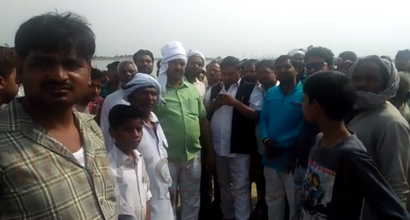 boat capsizes in Deoria: people rescued at barhaj ghat