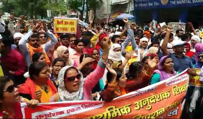 Anudeshak Protest at BJP State office in Lucknow