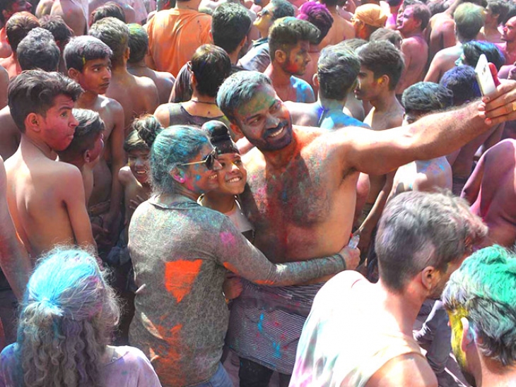 kapda faad holi