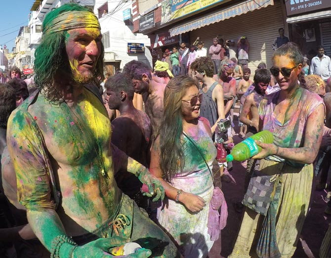 kapda faad holi