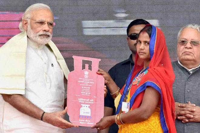 pm-modi-interact-ujjwala-yojana-gas-connection Beneficiary