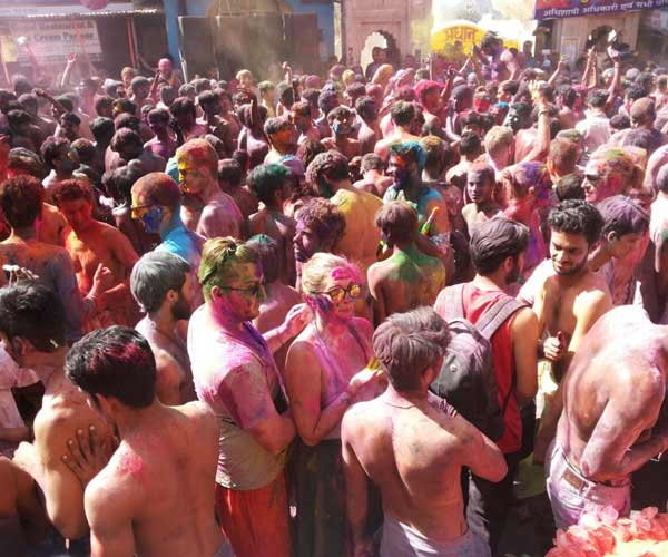 kapda faad holi