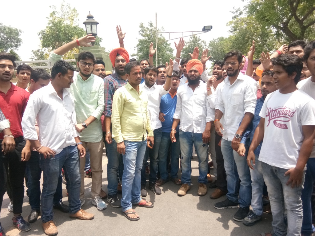 ABVP demonstrated against fee hike for la martiniere college