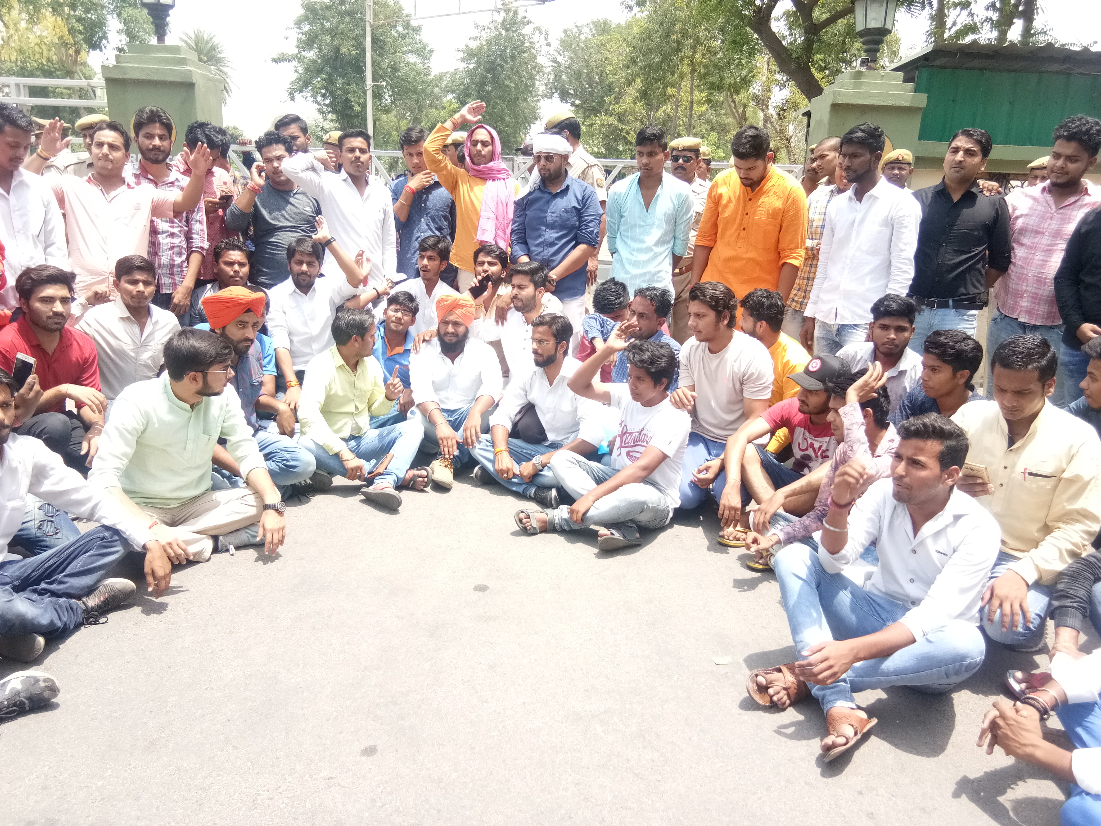 ABVP demonstrated against fee hike for la martiniere college lucknow