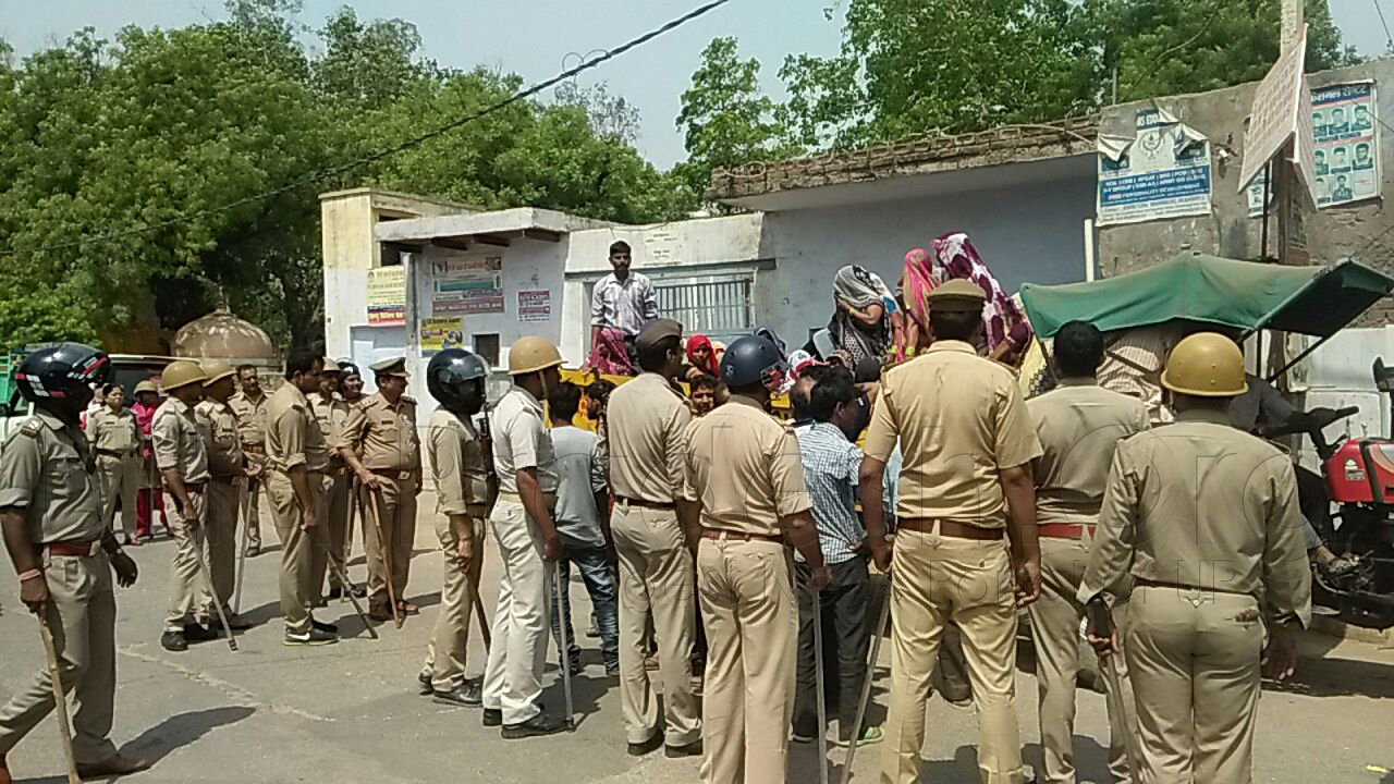 man shot during firing ruckus in malpura police station agra