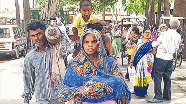 Lack of ambulance: Sick child in lap oxygen cylinder on Parents shoulder