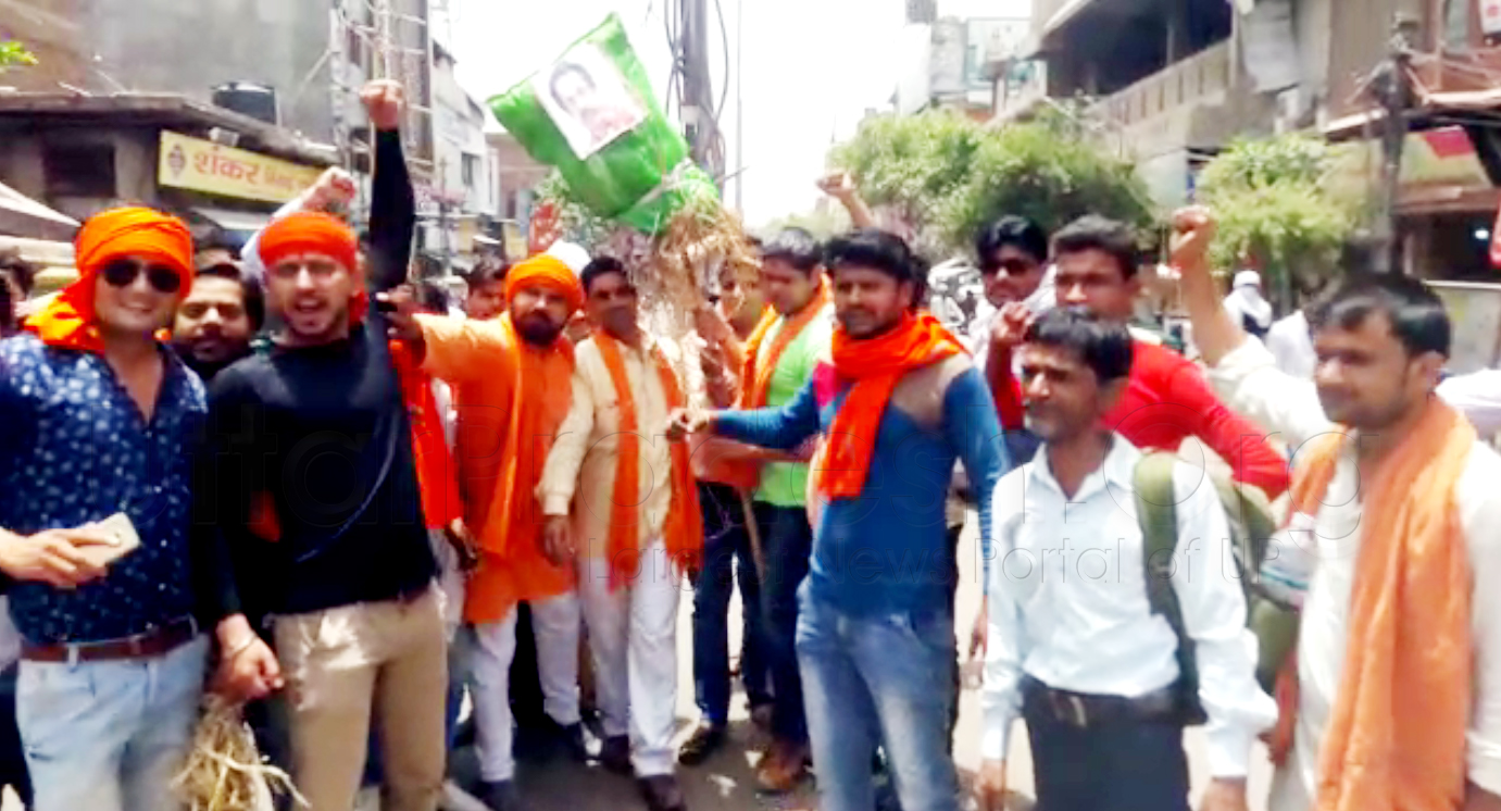 hindu yuva vahini activist burn effigy of uddhav thackeray