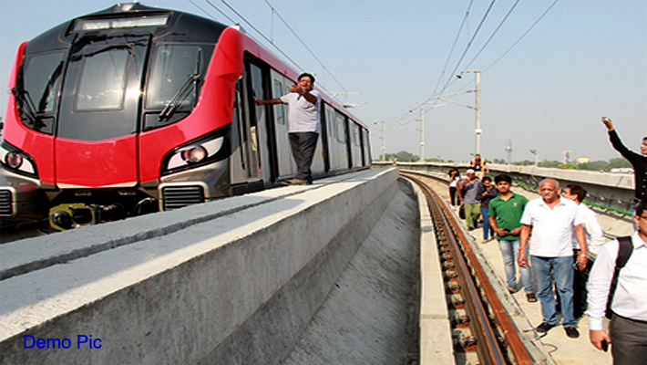 Lucknow metro stuck between durgapuri and mawaiya station