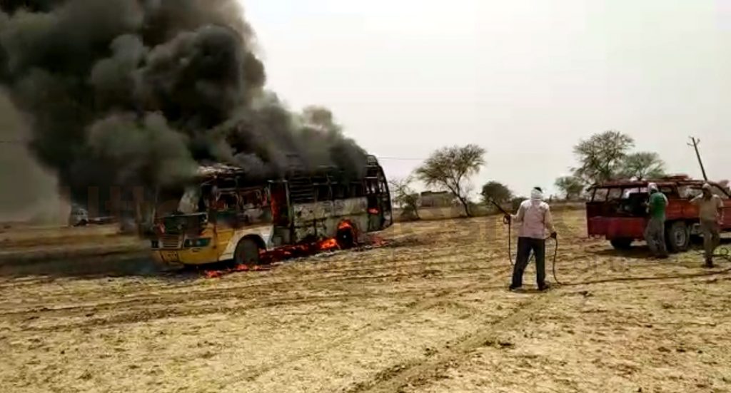 Banda: Bus burnt from HT line 35 passengers saved Life watch video