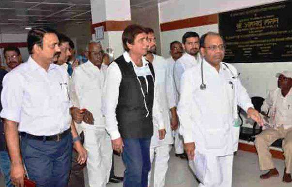 bridge-collapse-up-congress-chief-raj-babbar-met-victims