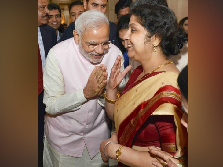 woman with pm modi