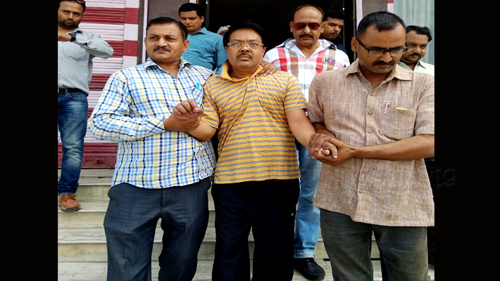 Mahoba: Drug Inspector Ramesh Lal Gupta arrested by Anti-corruption team