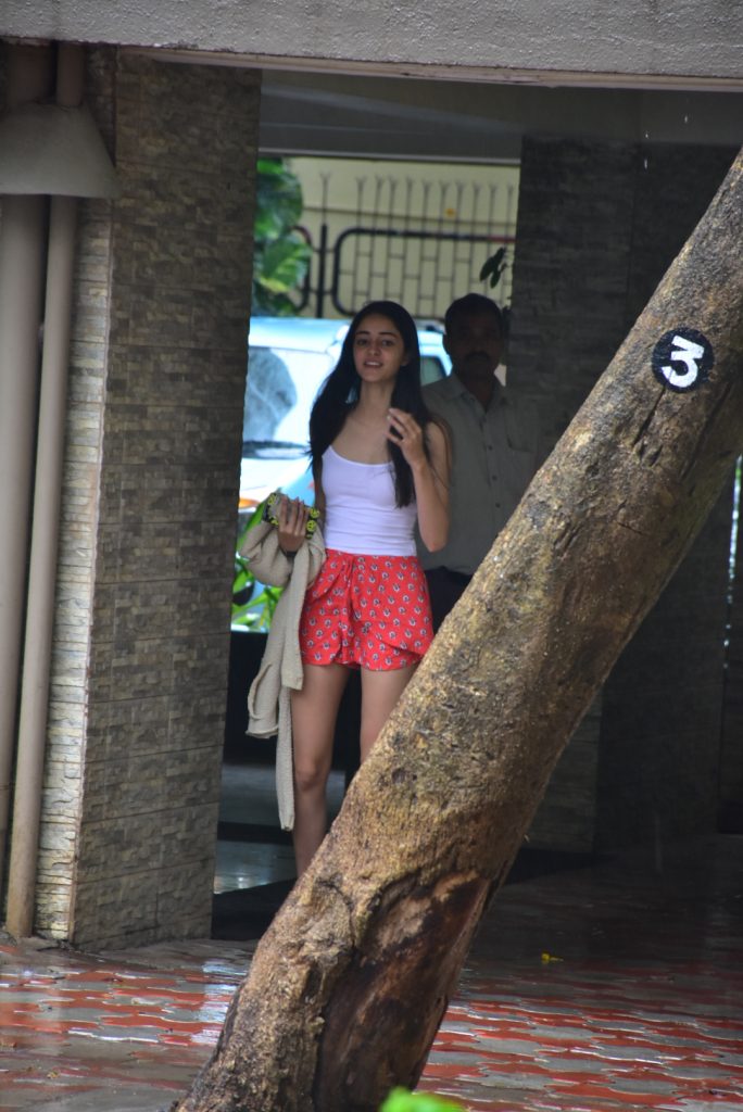 Ananya Pandey -Slaying in her no make-up look!!!