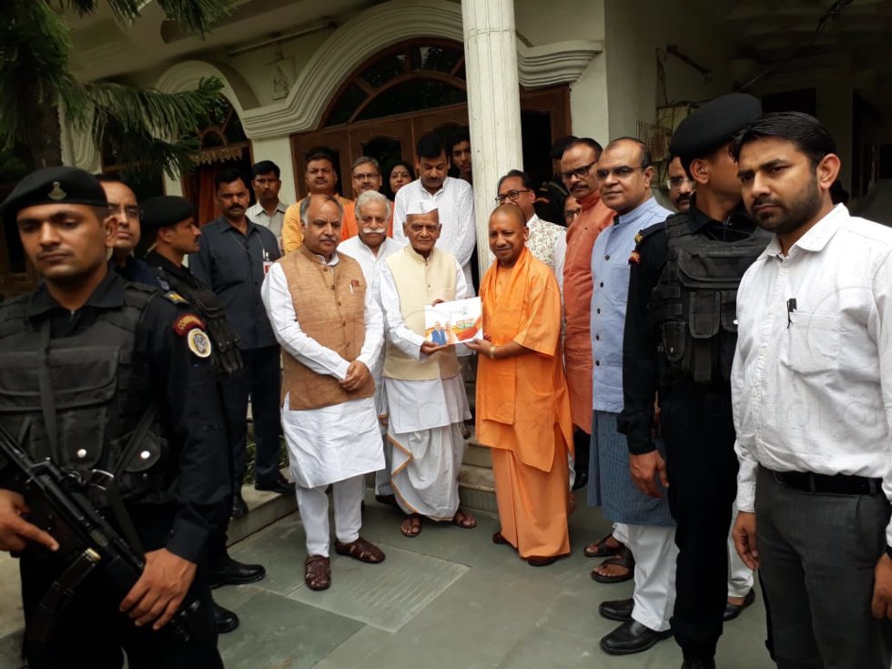 CM Yogi meets retired judge sampark-for-samarthan