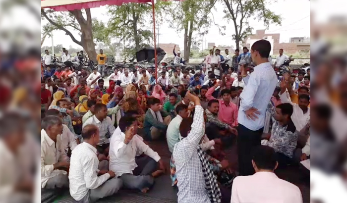 सफाई कर्मचारियों ने विभिन्न मांगों को लेकर किया धरना प्रदर्शन