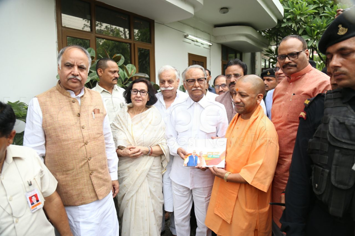 CM Yogi meets theater artist Padma Shri Raj Bisaria